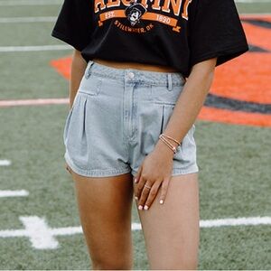 Pleated denim shorts